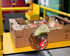 W Streetbusie wolontariusze wydawali średnio 250 ciepłych posiłków dziennie.