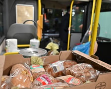 W Streetbusie wolontariusze wydawali średnio 250 ciepłych posiłków dziennie.