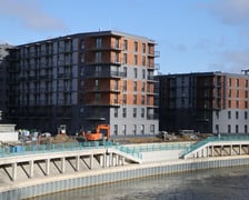 Nowe budynki mieszkalne przy rewitalizowanym nabrzeżu Odry w centrum