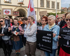 <p>Strajk kobiet po śmierci 33-letniej Doroty, kt&oacute;ra zmarła w szpitalu z powodu powikłań w ciąży</p>