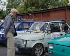 Zlot zabytkowych maluchów w CH Zajezdnia we Wrocławiu