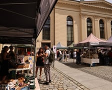 Jarmark żydowski na dziedzińcu syngogi podczas festiwalu Simcha