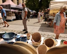Jarmark żydowski na dziedzińcu syngogi podczas festiwalu Simcha