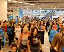 Kobiety i mężczyźni na otwarciu sklepu Primark w Magnolii