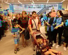 Kobiety i mężczyźni na otwarciu sklepu Primark w Magnolii