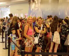 Kobiety i mężczyźni na otwarciu sklepu Primark w Magnolii