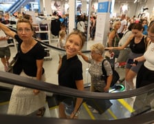 Kobiety i mężczyźni na otwarciu sklepu Primark w Magnolii