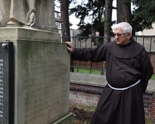 Cmentarz przy klasztorze franciszkanów na Karłowicach. Ojciec Jozafat Roman Gohly, przełożony klasztoru na Karłowicach