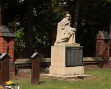 Cmentarz przy klasztorze franciszkanów na Karłowicach