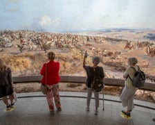 Panorama Racławicka - widzowie podziwiający obraz