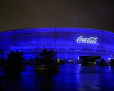 Podświetlona na niebiesko Tarczyński Arena z okazji Międzynarodowego Dnia Praw Dziecka