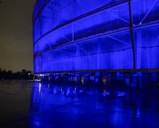 Podświetlona na niebiesko Tarczyński Arena z okazji Międzynarodowego Dnia Praw Dziecka