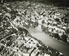 1930-1935, Zdjęcie lotnicze Odry przepływającej przez najstarszą część Wrocławia. Od prawej Ostrów Tumski, w środku zdjęcia Wyspa Piasek oraz Wyspa Słodowa