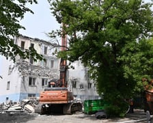 Stary budynek Komisariatu Policji Wrocław-Stare Miasto jest rozbierany. Funkcjonariusze przeprowadzili się do nowego, wybudowanego tuż obok.