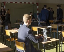 Uczniowie podczas egzaminu. Matura 2023 w VII LO we Wrocławiu