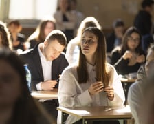 Uczniowie podczas egzaminu. Matura 2023 w VII LO we Wrocławiu
