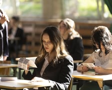 Uczniowie podczas egzaminu. Matura 2023 w VII LO we Wrocławiu