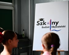 Uroczystość odsłonięcia muralu WKS Śląsk w SP 113. Powstał on w ramach Szkolnego Budżetu Obywatelskiego