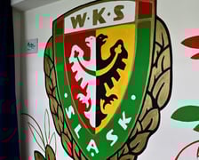 Uroczystość odsłonięcia muralu WKS Śląsk w SP 113. Powstał on w ramach Szkolnego Budżetu Obywatelskiego