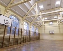 <p>Sala gimnastyczna w szkole na Dawida przed remontem</p>