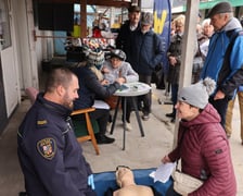 Wydawanie Karty Seniora na targowisku przy Niedźwiedziej, 07.11.2024