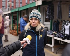 Wydawanie Karty Seniora na targowisku przy Niedźwiedziej, 07.11.2024. Jolanta Podsiadło z WCRS