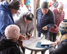 Wydawanie Karty Seniora na targowisku przy Niedźwiedziej, 07.11.2024