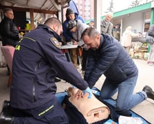 Wydawanie Karty Seniora na targowisku przy Niedźwiedziej, 07.11.2024
