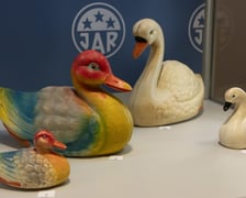 <p>Eksponat z wystawy Bawią, uczą, wychowują &ndash; zabawki z Dolnego Śląska w czasach PRL-u w Miejskim Muzeum Zabawet w Karpaczu</p>