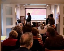 <p>W Dreźnie uruchomiono czasową wystawę na 65-lecie partnerstwa z Wrocławiem. Miastu został także podarowany krasnal Literat.</p>