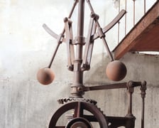 <p>Wnętrza wieży ciśnień kryją prawdziwe skarby technologiczne. Wszystkie one zaś skąpane są w kunsztownej, industrialnej architekturze.</p>