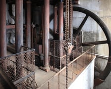 <p>Wnętrza wieży ciśnień kryją prawdziwe skarby technologiczne. Wszystkie one zaś skąpane są w kunsztownej, industrialnej architekturze.</p>
