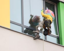 <p>Alpiniści przebrani za superbohater&oacute;w odwiedzili dzieci ze szpitala</p>