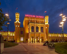 Dworzec Wrocław Główny oświetlony w nocy