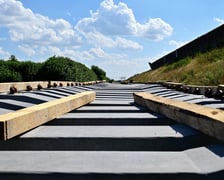 Zdjęcie z lipca 2025 roku. Miejsce budowy wojskowych torów kolejowych na Muchoborze Wielkim zostało objęte zakazem fotografowania. To najbardziej aktualna fotografia, jaką dysponujemy, sprzed wprowadzenia zakazu fotografowania tego miejsca