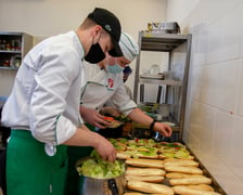 uczniowie z Zespołu Szkół Gastronomicznych oraz Technikum nr 16 przygotowują kanapki dla oczekujących na Dworcu Głównym