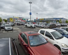 28.08.2022 niedziela handlowa we Wrocławiu: tłumy kupujących i pękające w szwach parkingi