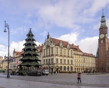 Rozbieranie sztucznej choinki w Rynku