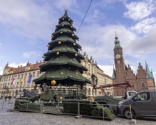 Rozbieranie sztucznej choinki w Rynku