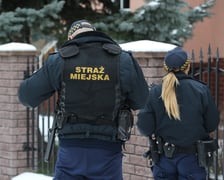<h2>Ile zarabia strażnik miejski we Wrocławiu: wynagrodzenie, premie, pakiet świadczeń socjalnych</h2>
<p>Nowi pracownicy na start otrzymają <strong>4400 zł brutto</strong>, a po ukończeniu (z wynikiem pozytywnym) kursu podstawowego &ndash; <strong>4500 zł brutto</strong>.</p>
<p>&nbsp;</p>
<ul>
<li>stawka wynagrodzenia zasadniczego: 4 400 zł brutto, a po ukończeniu z wynikiem pozytywnym kursu podstawowego 4 500 zł brutto;</li>
<li>dodatek za wieloletnią pracę (5-20%) uzależniony od stażu pracy oraz za godziny nocne na zasadach określonych w regulaminie wynagradzania;</li>
<li>dodatkowe wynagrodzenie roczne (tzw. &bdquo;trzynastka&rdquo;) na warunkach określonych w przepisach prawa;</li>
<li>premie i nagrody motywacyjne;</li>
<li>pakiet świadczeń socjalnych;</li>
<li>bezpłatne szkolenia;</li>
<li>umowa na czas nieokreślony po przepracowaniu 12 miesięcy i ukończeniu przeszkolenia podstawowego oraz zdaniu egzaminu z wynikiem pozytywnym.</li>
</ul>