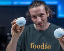 Mateusz Zielonka piecze pączki w Hydropolis