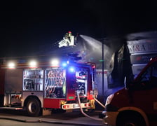 Pożar na Brucknera. W akcji bierze udział 9 jednostek straży pożarnej