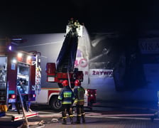 Pożar na Brucknera. W akcji bierze udział 9 jednostek straży pożarnej