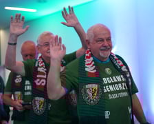 Seniorzy, nauczyciele i studenci na meczu Śląsk - Górnik