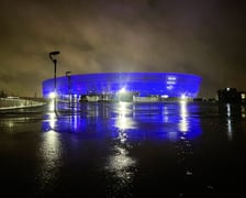 Podświetlona na niebiesko Tarczyński Arena z okazji Międzynarodowego Dnia Praw Dziecka