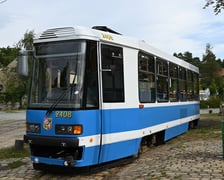 <p>Konstal 105, przyszły foodtram, jest już na terenie dawnej zajezdni tramwajowej Dąbie, w kt&oacute;rej mieści się Czasoprzestrzeń</p>