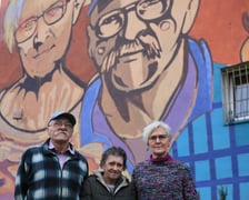 <p>Od lewej: Stanisław Mikołajczyk, Mariola Dąbrowska, Violetta Ogrodowicz na tle swoich portret&oacute;w.</p>