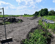 Zdjęcie z lipca 2025 roku. Miejsce budowy wojskowych torów kolejowych na Muchoborze Wielkim zostało objęte zakazem fotografowania. To najbardziej aktualna fotografia, jaką dysponujemy, sprzed wprowadzenia zakazu fotografowania tego miejsca