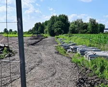 Zdjęcie z lipca 2025 roku. Miejsce budowy wojskowych torów kolejowych na Muchoborze Wielkim zostało objęte zakazem fotografowania. To najbardziej aktualna fotografia, jaką dysponujemy, sprzed wprowadzenia zakazu fotografowania tego miejsca