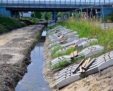 Zdjęcie z lipca 2025 roku. Miejsce budowy wojskowych torów kolejowych na Muchoborze Wielkim zostało objęte zakazem fotografowania. To najbardziej aktualna fotografia, jaką dysponujemy, sprzed wprowadzenia zakazu fotografowania tego miejsca